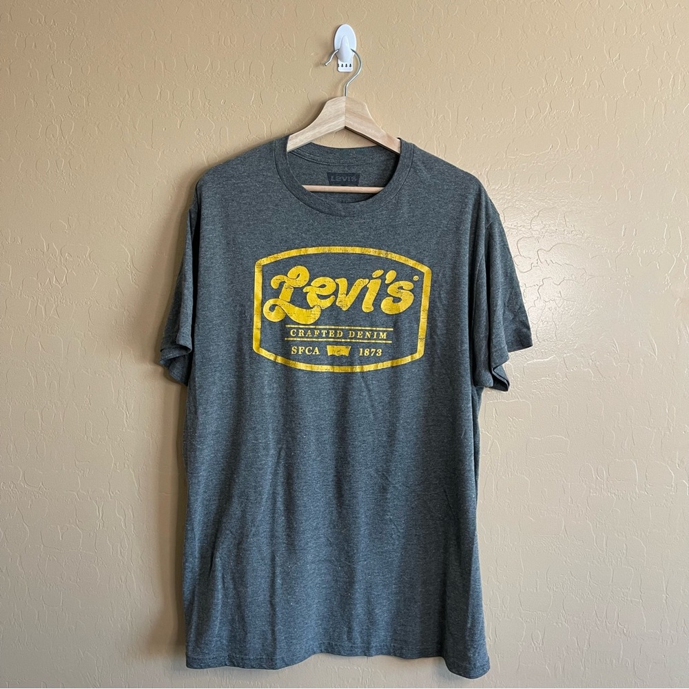 Levi’s graphic tee size XL